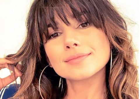 Paula Fernandes curte sol de topless durante férias em Minas