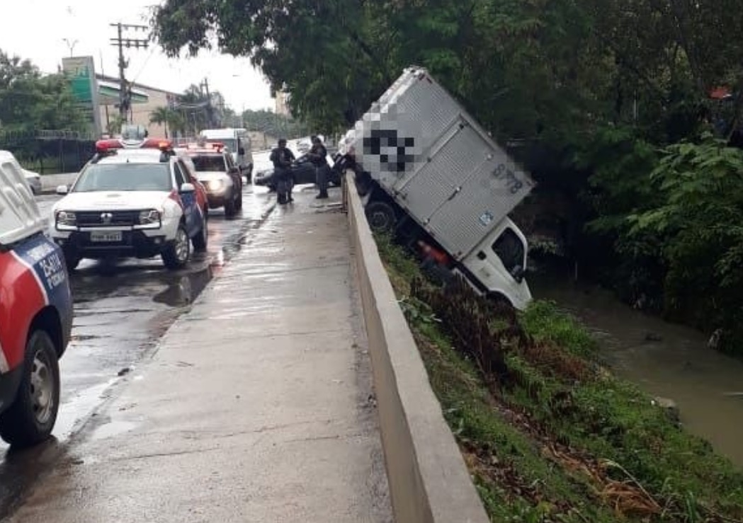 Caminhão invade calçada e vai parar às margens de igarapé em Manaus