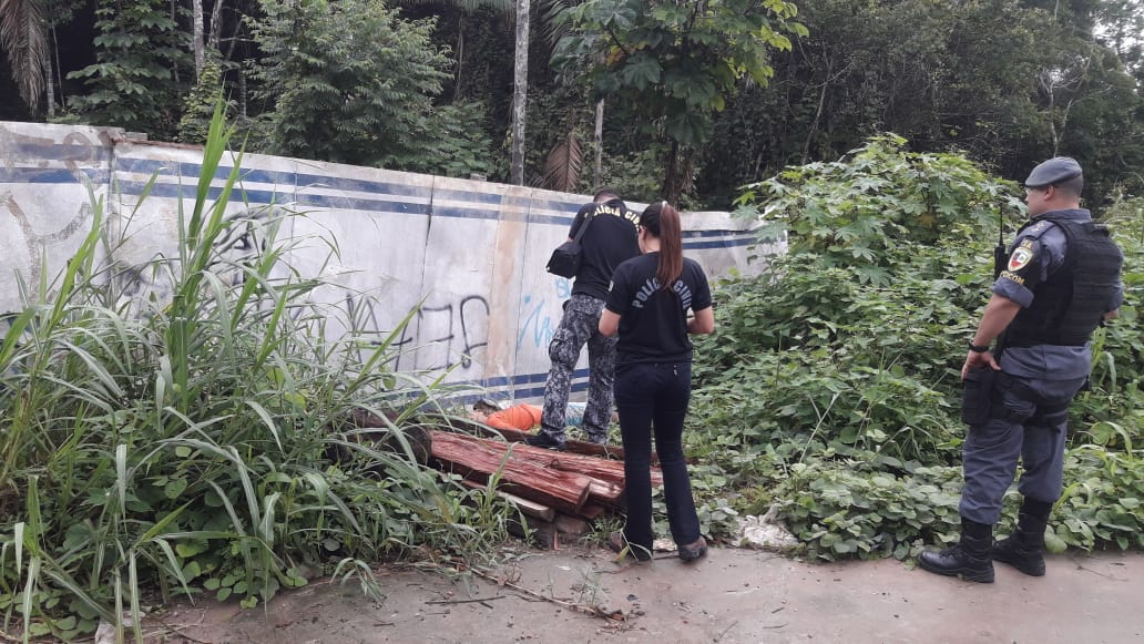 Com lesões pelo corpo e tiro na cabeça, homem é encontrado em área vermelha de Manaus