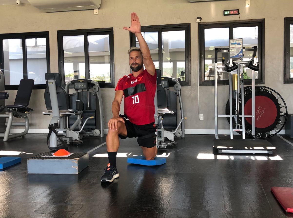 Após novela para renovação, Diego assina com o Flamengo até 2020