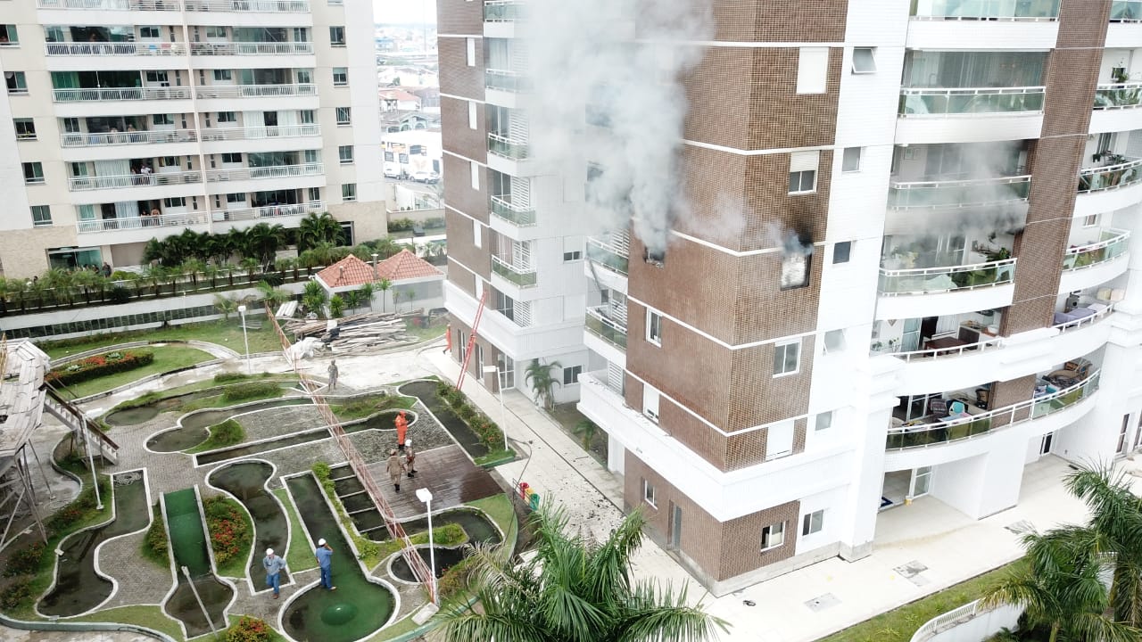 Apartamento pega fogo em condomínio de luxo em Manaus