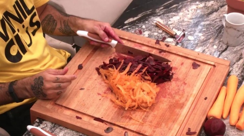 BBB19: Vinicius se declara e cria coração para Carolina utilizando legumes