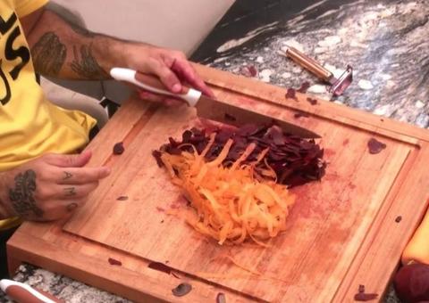 BBB19: Vinicius se declara e cria coração para Carolina utilizando legumes