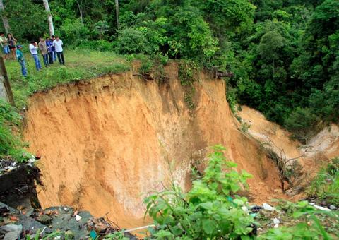 Prefeitura atua em contenção de erosão em Manaus