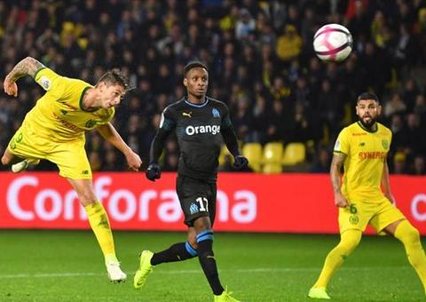 Avião desaparece com jogador que ia para novo clube