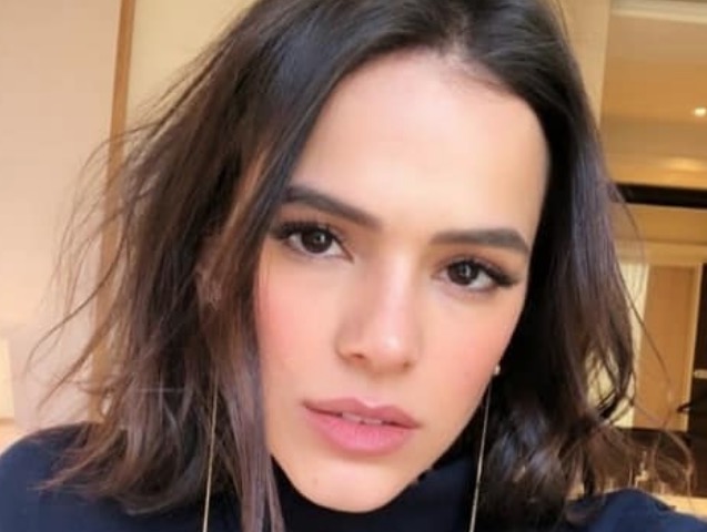 Bruna Marquezine faz série de posts sobre Bolsonaro: 'explique'