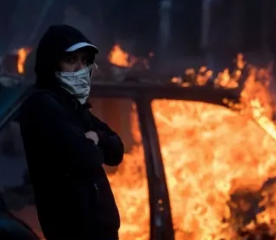 Venezuelanos queimam estátua de Chávez em protesto contra Maduro