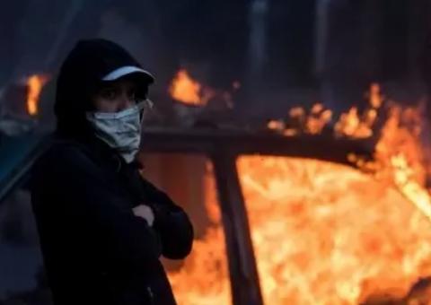 Venezuelanos queimam estátua de Chávez em protesto contra Maduro