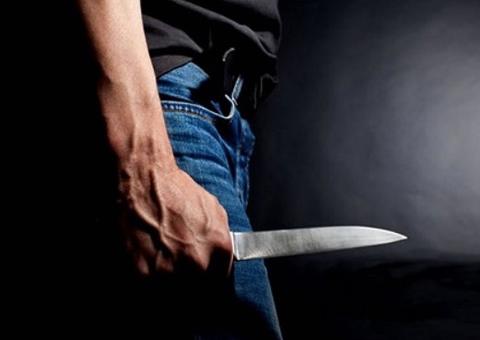 Em Manaus, homem surta e esfaqueia dois irmãos em bar