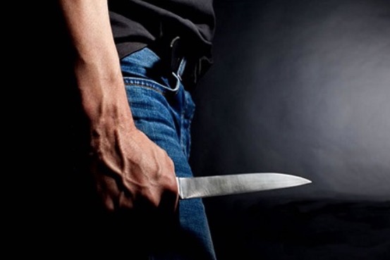 Em Manaus, homem surta e esfaqueia dois irmãos em bar