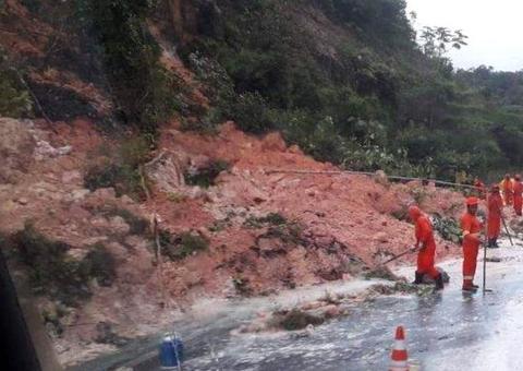 Barranco desliza durante chuva e bloqueia uma faixa da BR-174