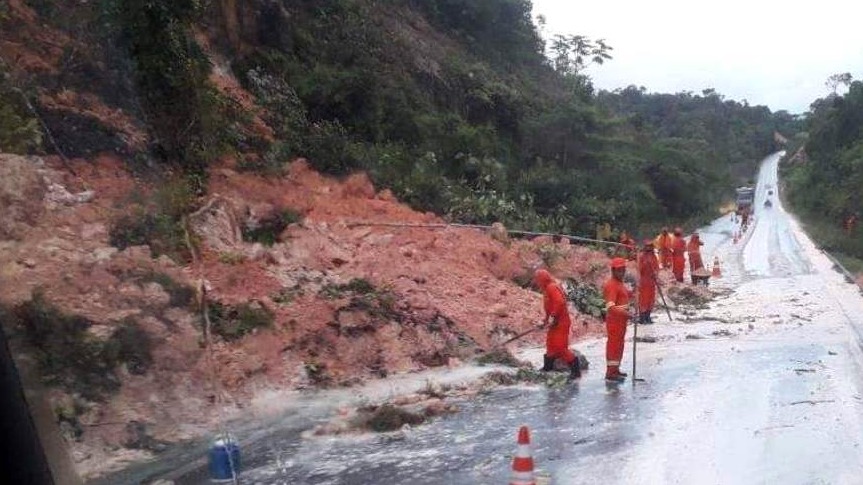 Barranco desliza durante chuva e bloqueia uma faixa da BR-174