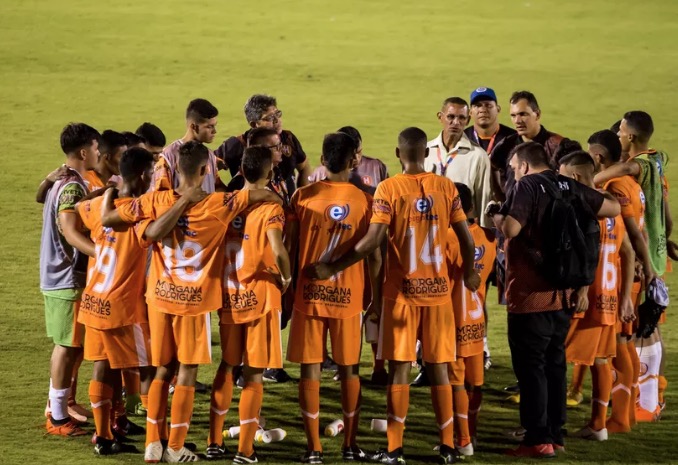 Diretor revela ligação de atletas da base do Holanda com o tráfico; um foi assassinado