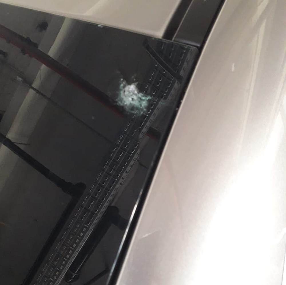Carro blindando de delegada é atingido por tiro em Fortaleza
