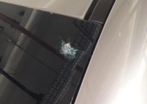 Carro blindando de delegada é atingido por tiro em Fortaleza