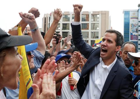 Líder opositor se declara presidente interino da Venezuela; Trump reconhece