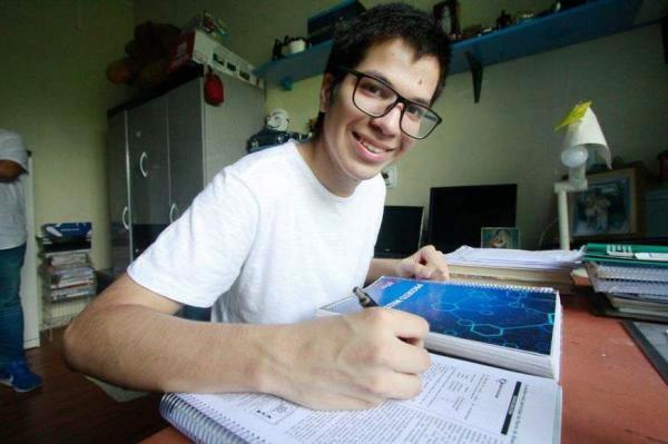 Juíza defere liminar e adolescente aprovado em vestibular vai cursar medicina na UEA