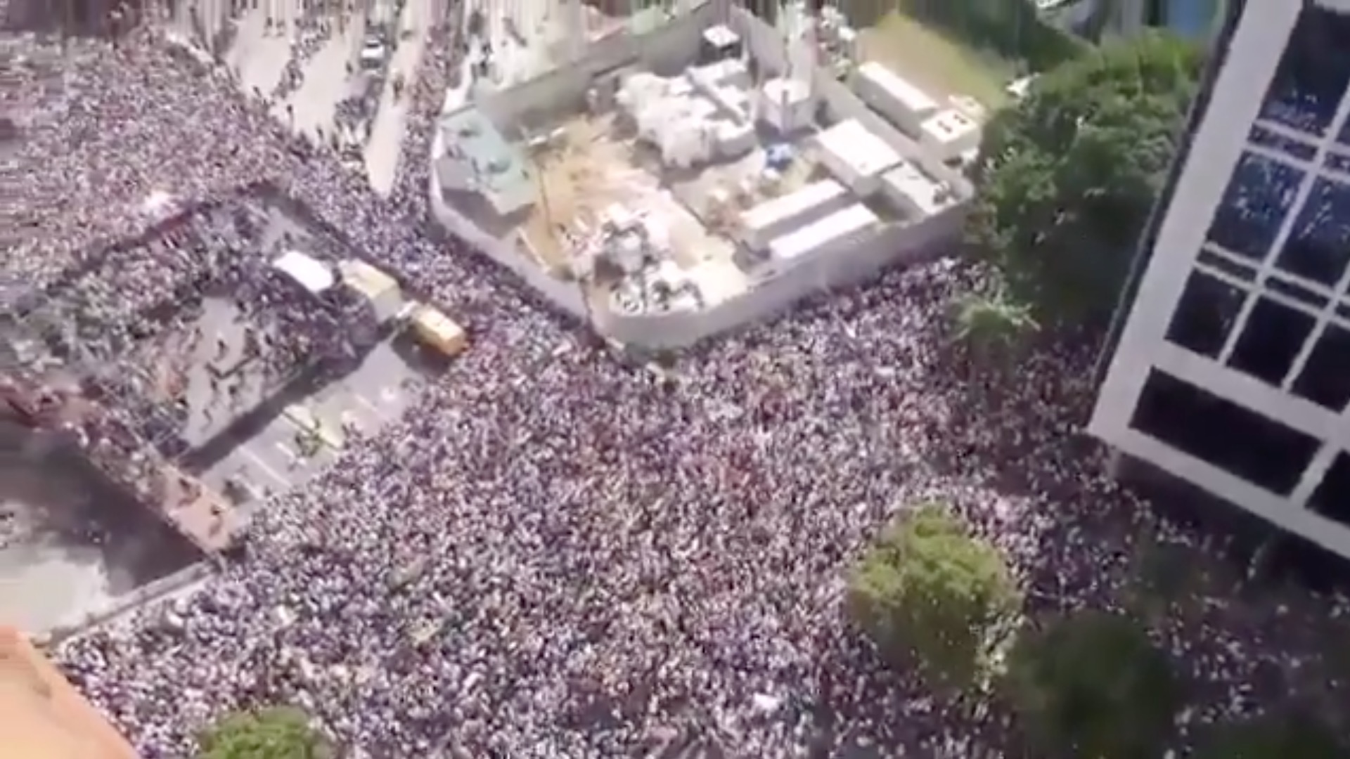  Milhares de pessoas vão às ruas para protestar contra Maduro na Venezuela