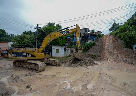 Moradores do ‘buracão’ em Manaus deixam para trás isolamento e falta de infraestrutura