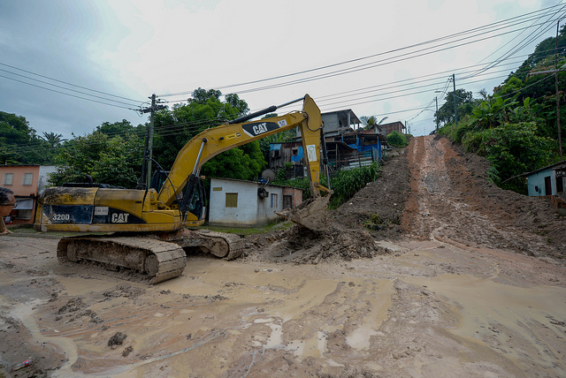 Moradores do ‘buracão’ em Manaus deixam para trás isolamento e falta de infraestrutura
