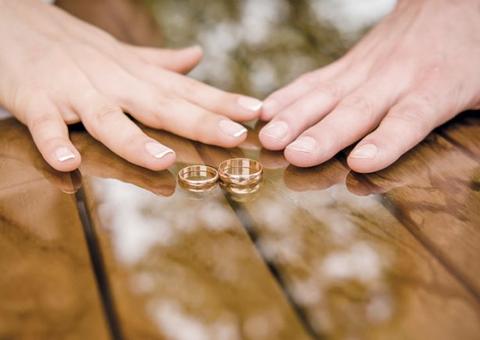Homem toma remédio para dormir, fica noivo e se esquece no outro dia