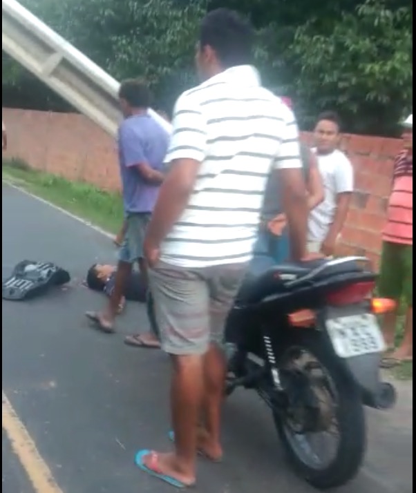 Motociclista tem crânio partido ao meio ao se chocar com poste em Manaus