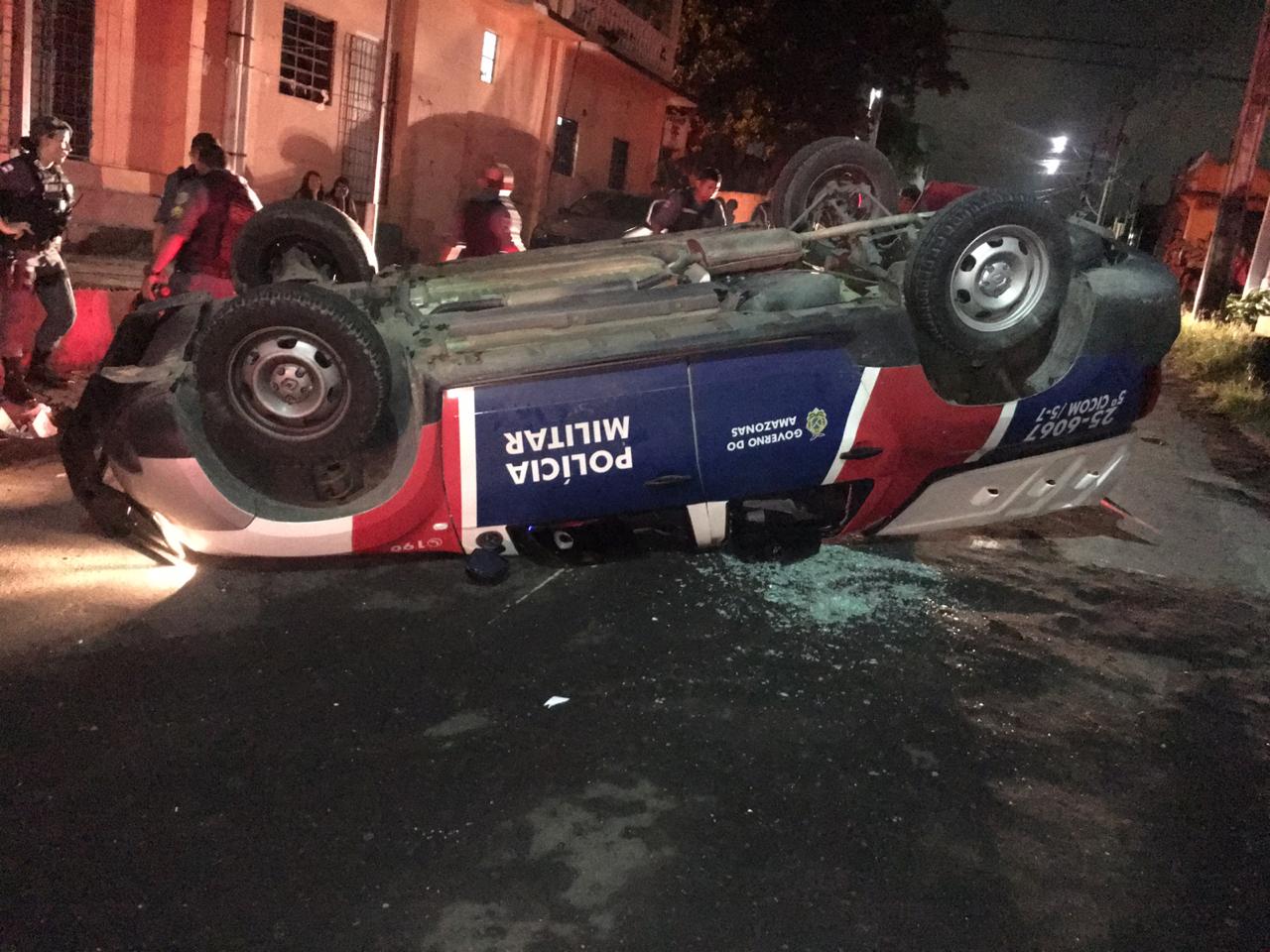 Três PM's ficam feridos após carro arrastar e capotar viatura em Manaus