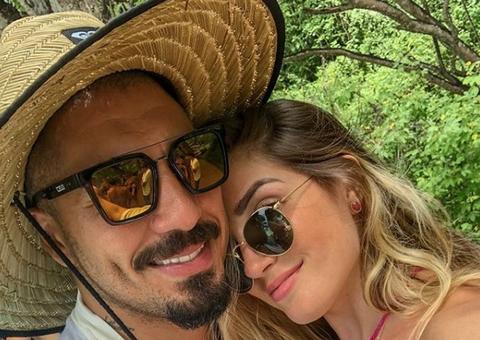 Ex-bbb Aline Gotschalg exibe bumbum redondinho em cenário paradisíaco