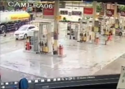 Vídeo: Motorista esquece de puxar freio de mão e causa acidente na Djalma Batista 