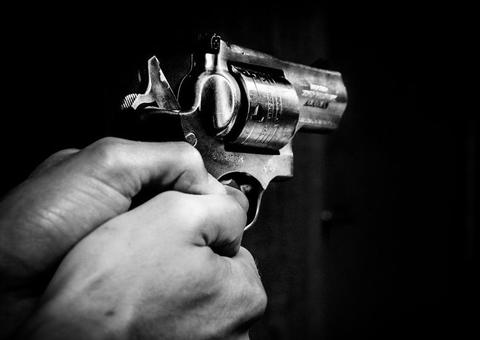 Mulher leva tiro na cabeça e denuncia o marido escrevendo o nome dele com o próprio sangue