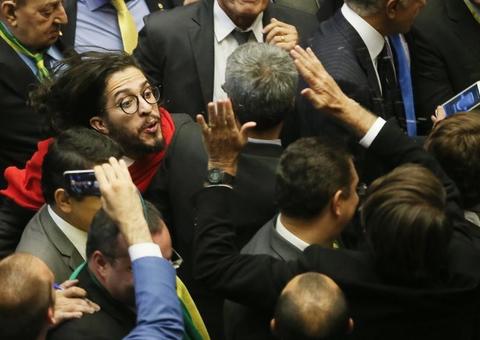 Bolsonaro faz série de postagens após anúncio de Jean Wyllys
