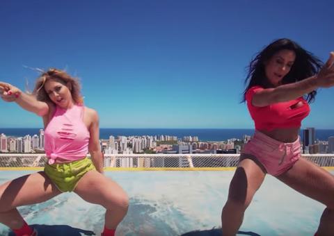 Scheila Carvalho e Sheila Mello quebram tudo em clipe do Parangolé 