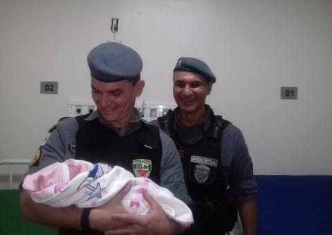 Policiais Militares realizam parto dentro de carro em Manaus