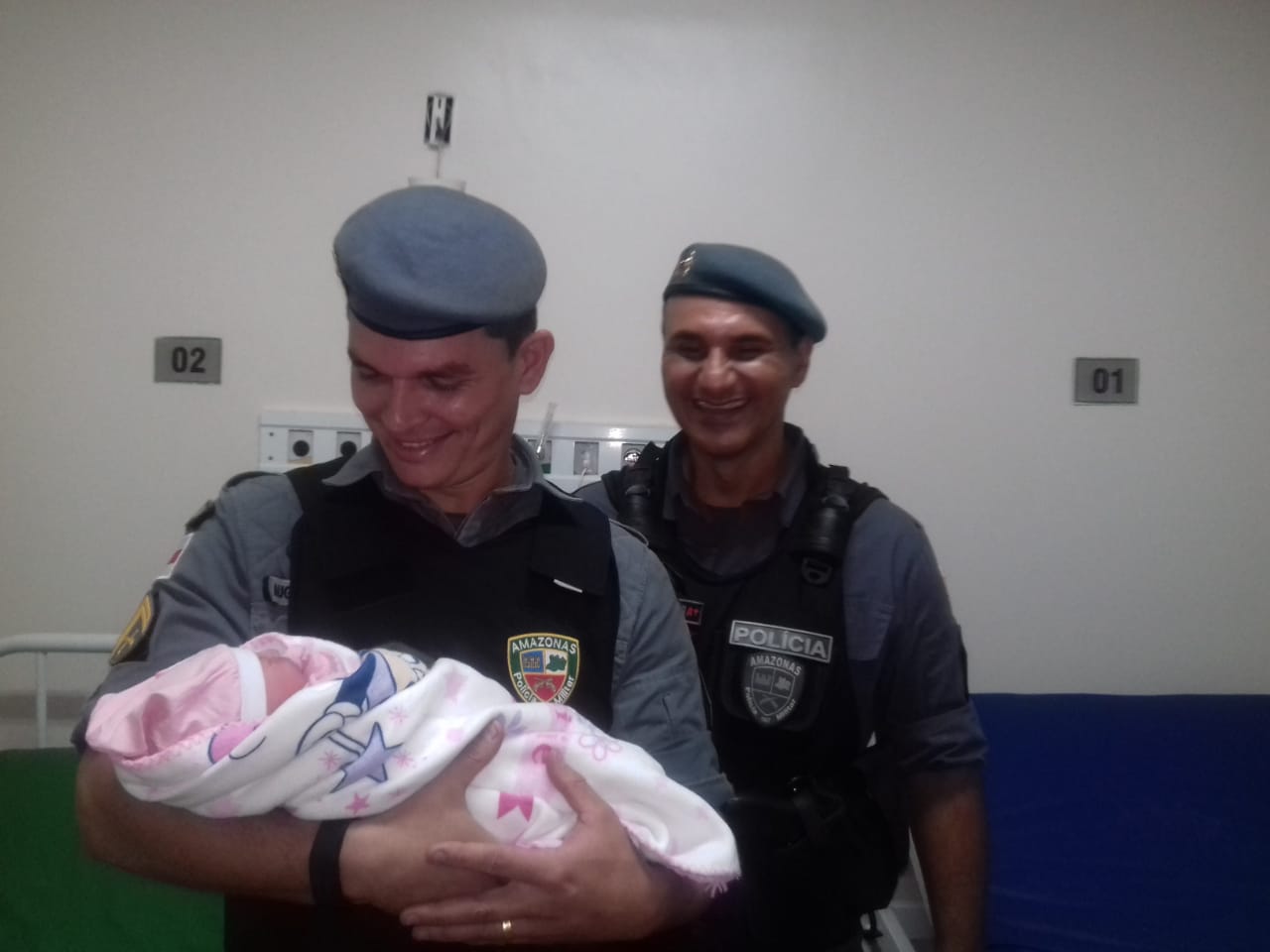 Policiais Militares realizam parto dentro de carro em Manaus