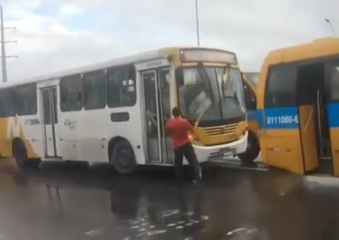 Vídeo: Motoristas de transporte público brigam e depredam ônibus em Manaus 