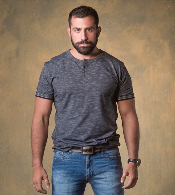 Ator faz protesto contra ex-BBB Kaysar em novela da Globo