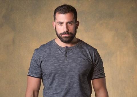 Ator faz protesto contra ex-BBB Kaysar em novela da Globo