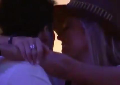 BBB19: Veja o momento em que Isabella tenta beijar Maycon; brother se esquiva e depois se rende