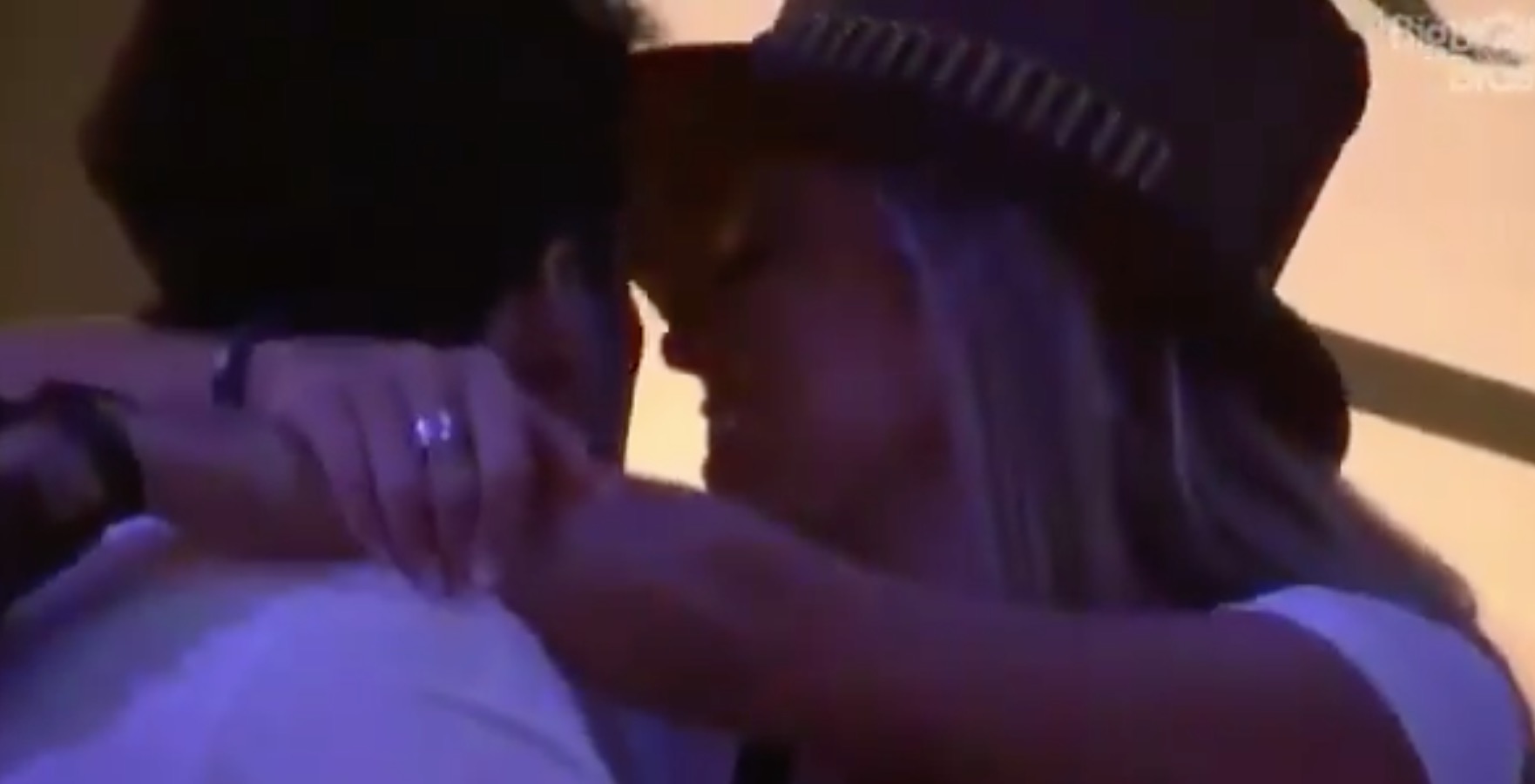 BBB19: Veja o momento em que Isabella tenta beijar Maycon; brother se esquiva e depois se rende