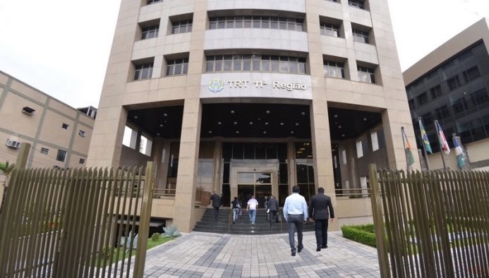 Obreiro pede reconhecimento empregatício em igreja após demissão sem justa causa 