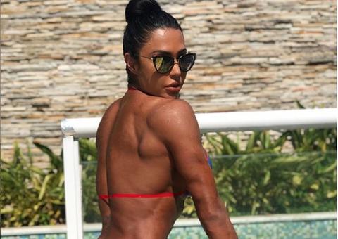 De fio dental, Gracyanne Barbosa faz exercício e impressiona 