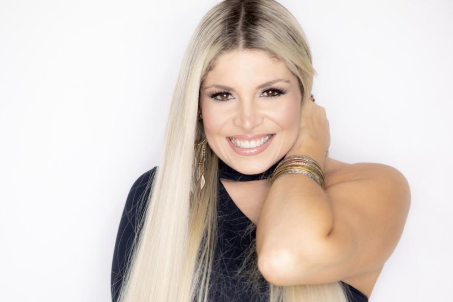  Adryana Ribeiro agita roda de samba 'Meia Noite Acaba’ em Manaus