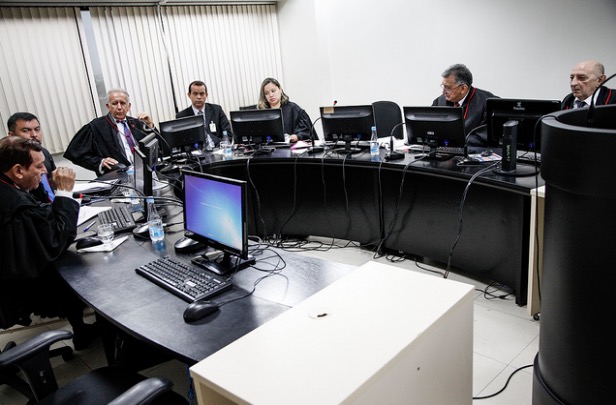 Justiça manda Amazonas Energia interromper despejo de óleo em córrego