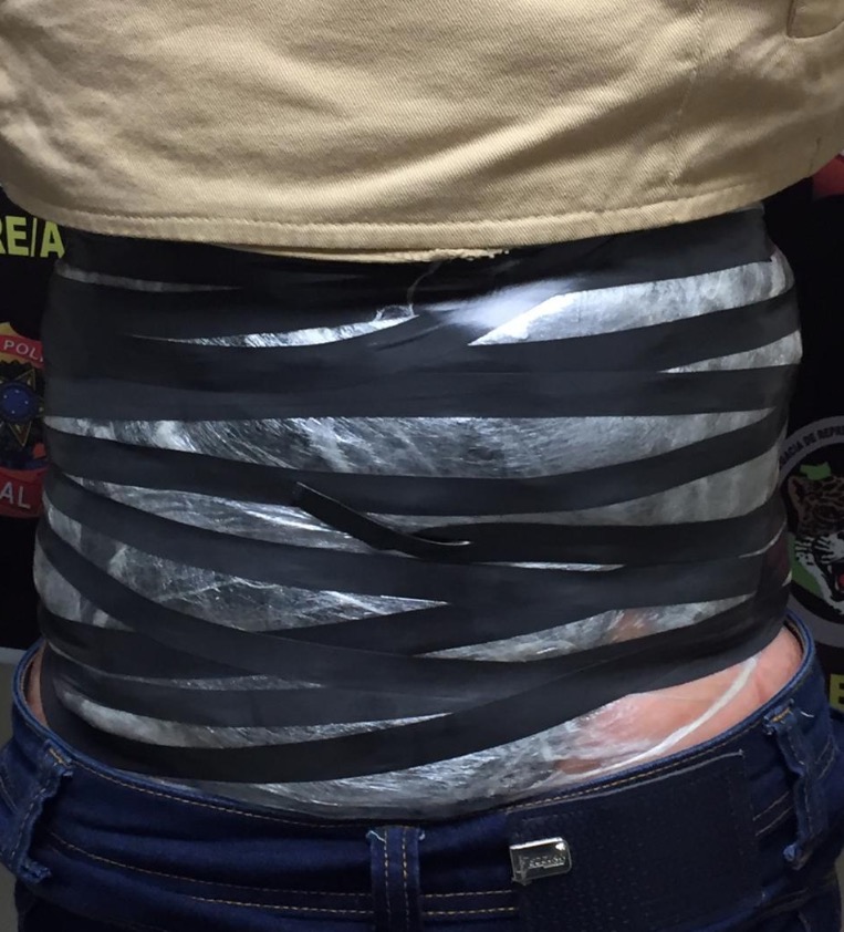 Mulher é presa com 3kg de cocaína presa ao corpo em aeroporto de Manaus 