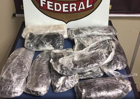 Mulher é presa com 3kg de cocaína presa ao corpo em aeroporto de Manaus 