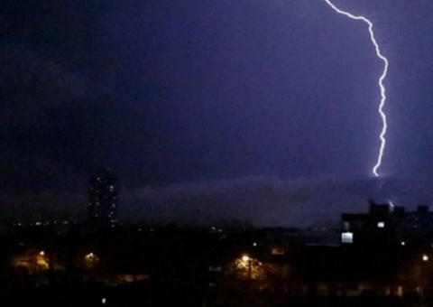 Banhista morre atigindo por raio na praia de Copacabana no Rio