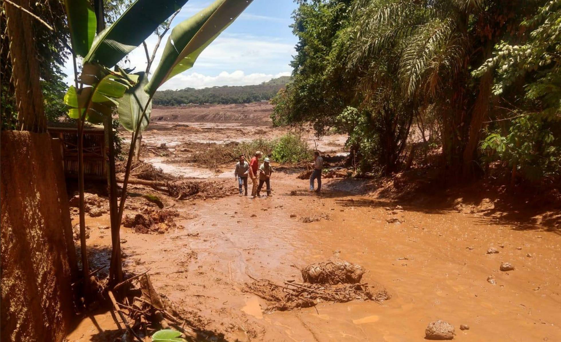 Nove pessoas são resgatadas da lama com vida em Brumadinho