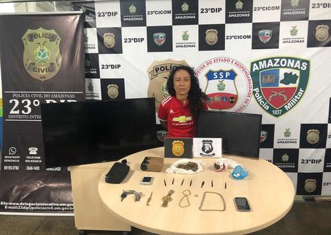 Mulher é presa com drogas e chave mestra usada para furtar casas em Manaus