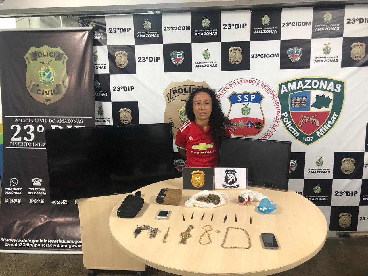 Mulher é presa com drogas e chave mestra usada para furtar casas em Manaus