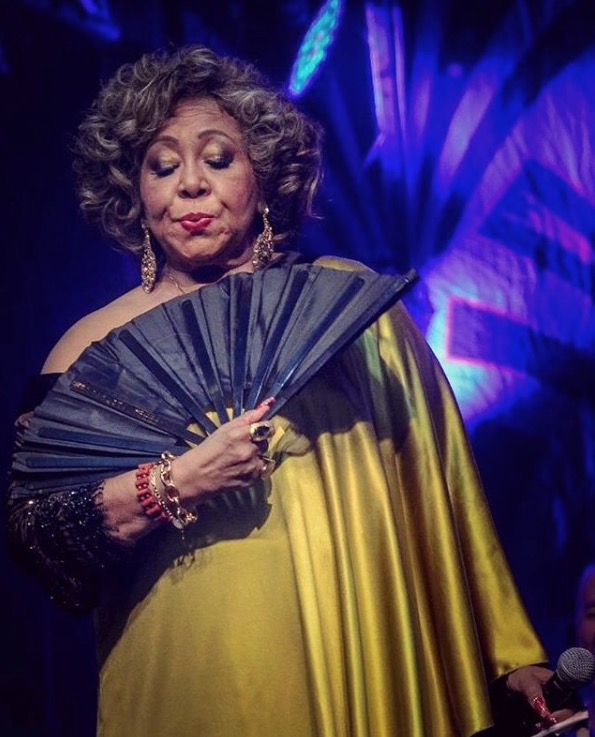 Internauta dá no olho de Alcione e cantora esculacha: ‘vá pra p**** que te pariu’